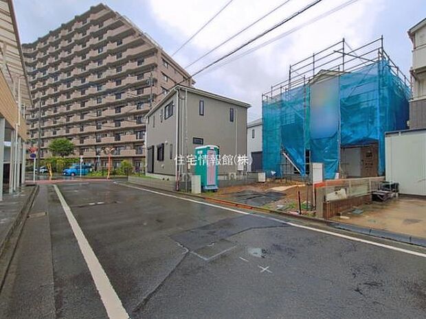 前面道路を含めた現地写真です。