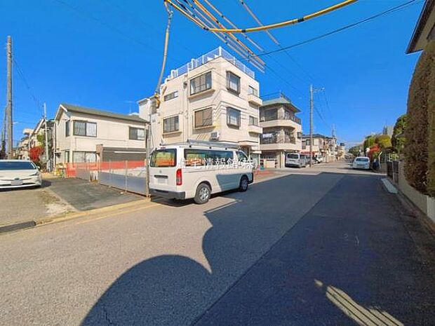 前面道路を含めた現地写真です。