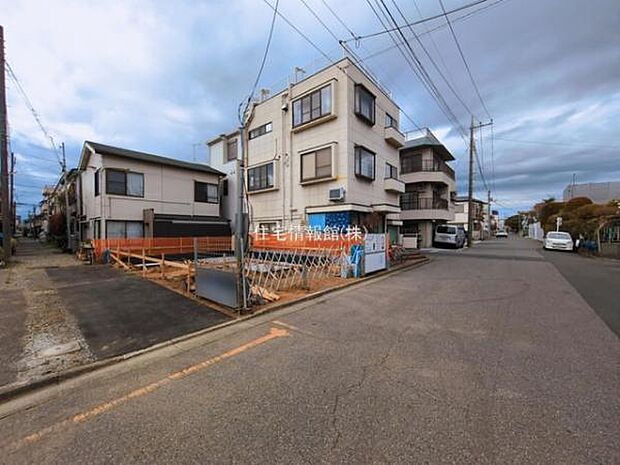 前面道路を含めた現地写真です。