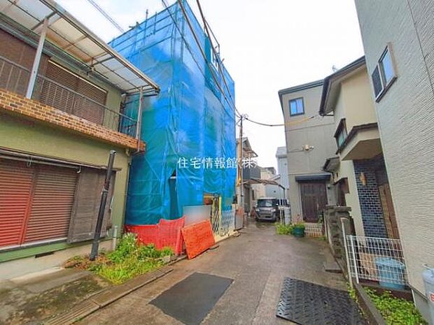 前面道路を含めた現地写真です。