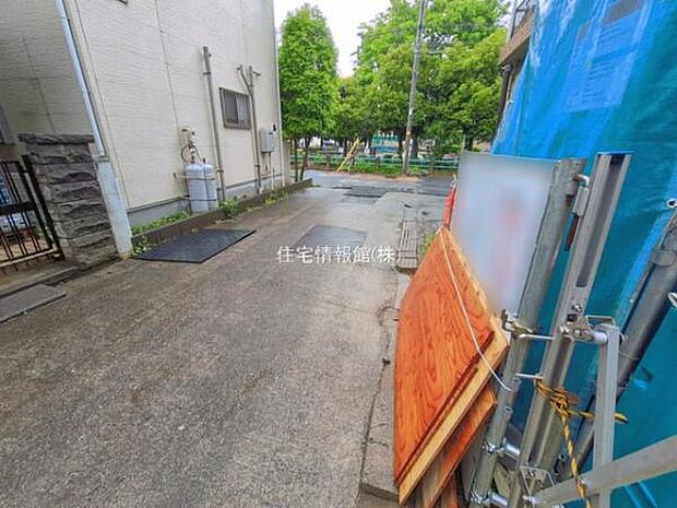 前面道路を含めた現地写真です。