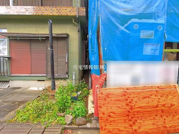 前面道路を含めた現地写真です。