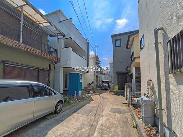 前面道路を含めた現地写真です。
