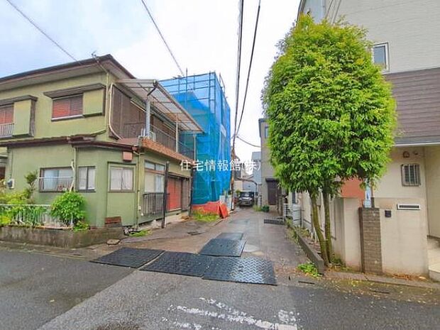 前面道路を含めた現地写真です。