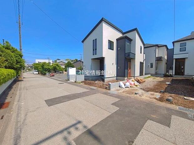 前面道路を含めた現地写真です。