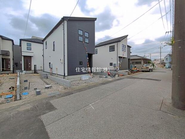 前面道路を含めた現地写真です。