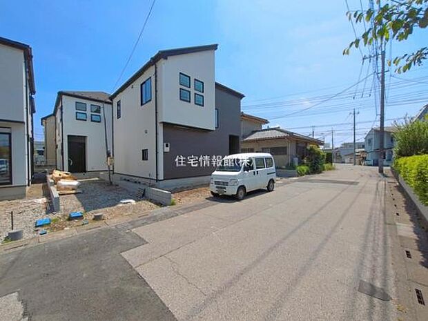 前面道路を含めた現地写真です。