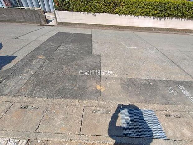 前面道路を含めた現地写真です。