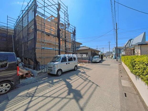 前面道路を含めた現地写真です。