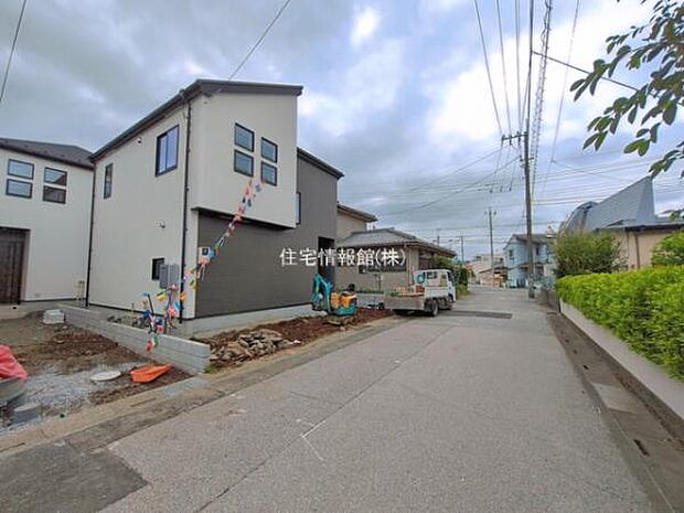 前面道路を含めた現地写真です。