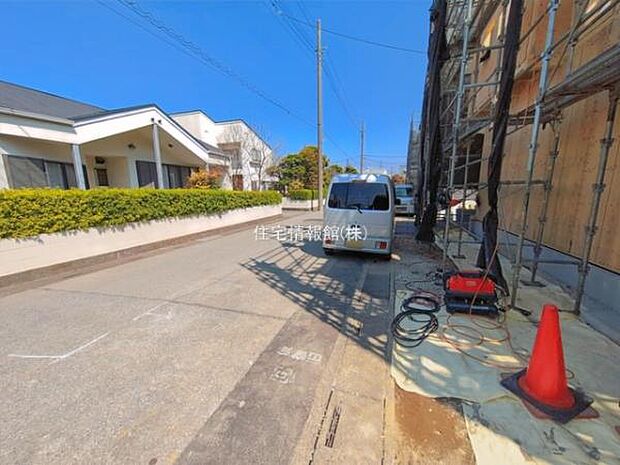 前面道路を含めた現地写真です。