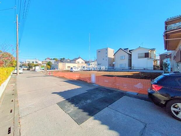 前面道路を含めた現地写真です。