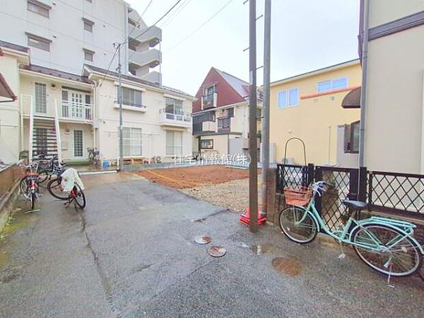 前面道路を含めた現地写真です。