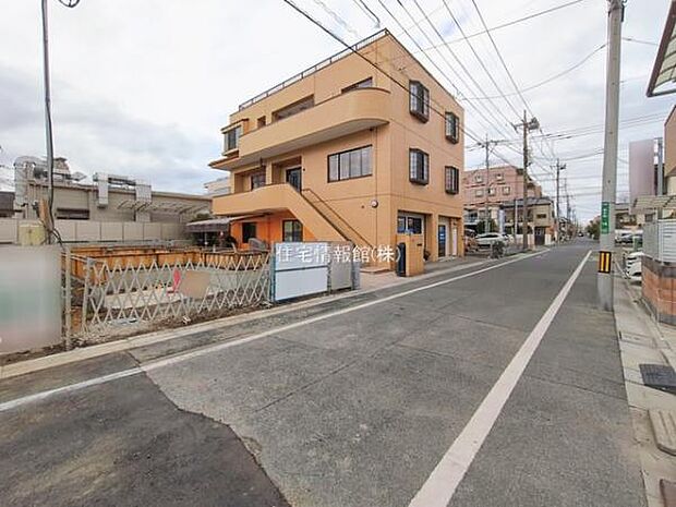 前面道路を含めた現地写真です。