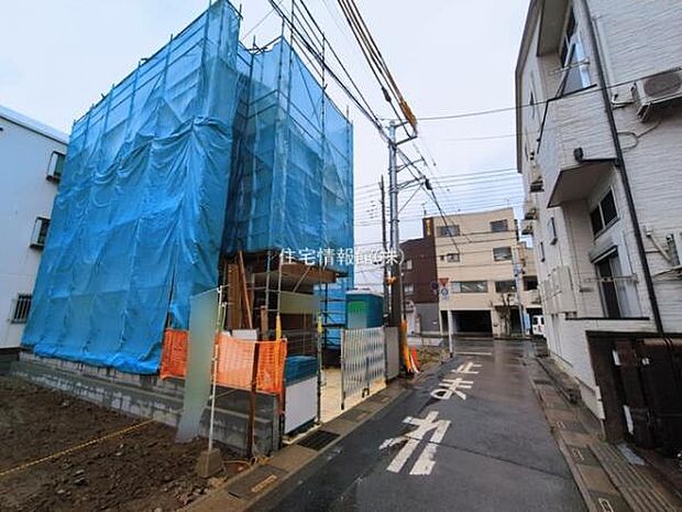 前面道路を含めた現地写真です。