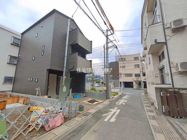 前面道路を含めた現地写真です。