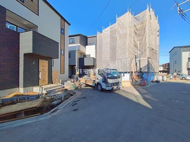 前面道路を含めた現地写真です。