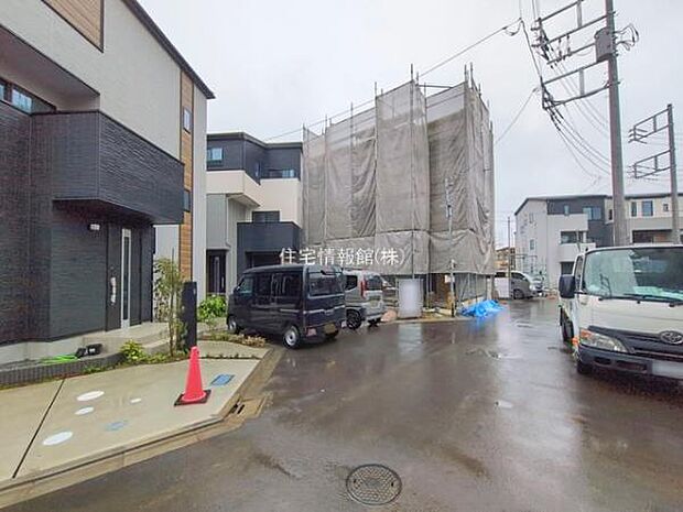 前面道路を含めた現地写真です。