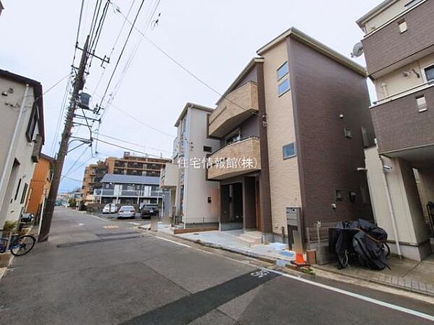 前面道路を含めた現地写真です。