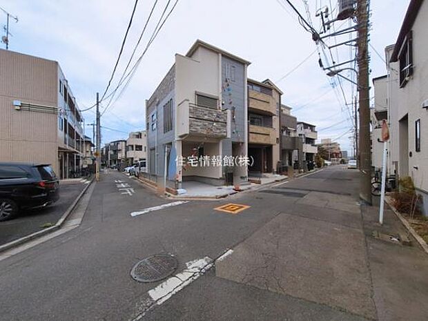 前面道路を含めた現地写真です。