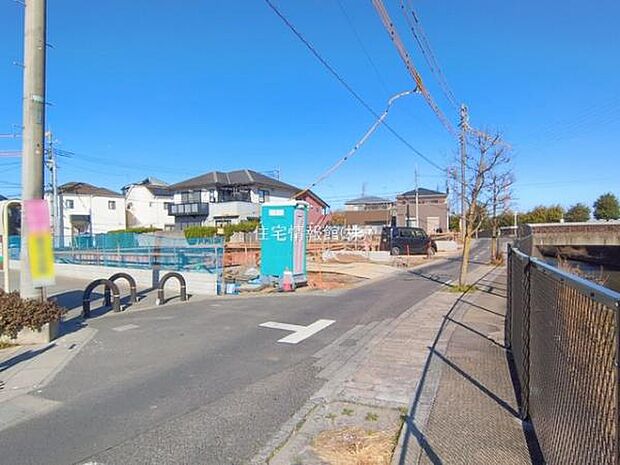 前面道路を含めた現地写真です。