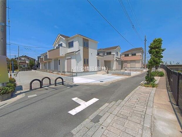 前面道路を含めた現地写真です。