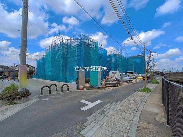 前面道路を含めた現地写真です。