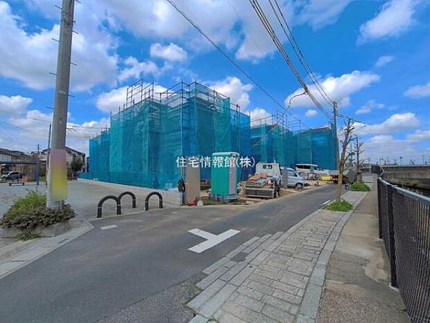 前面道路を含めた現地写真です。