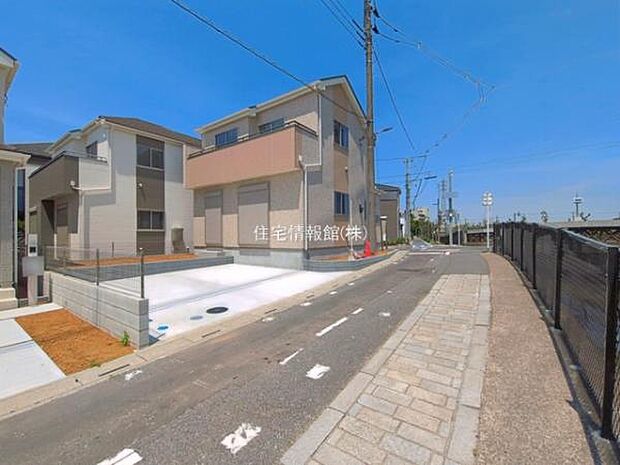 前面道路を含めた現地写真です。
