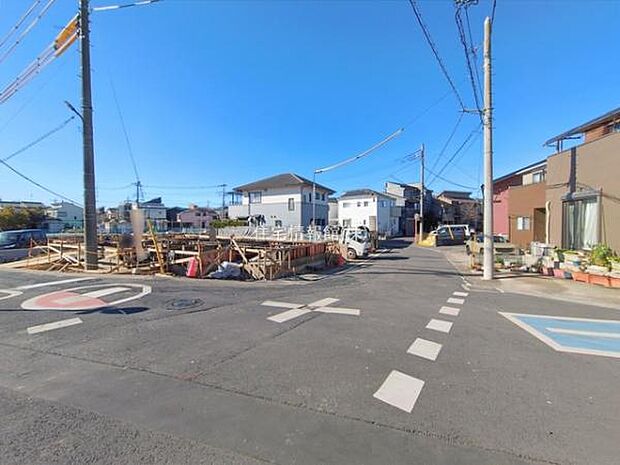 前面道路を含めた現地写真です。