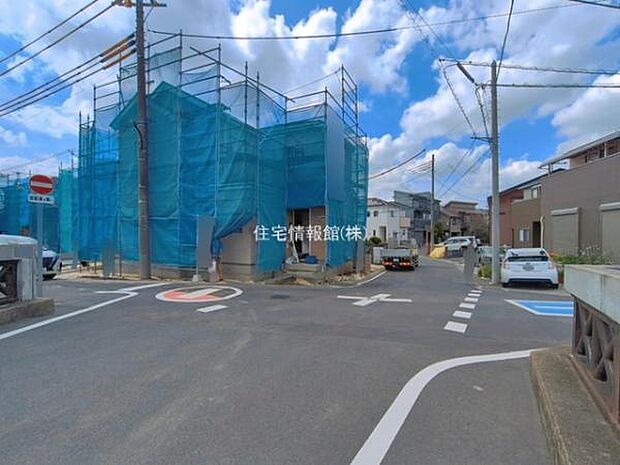 前面道路を含めた現地写真です。