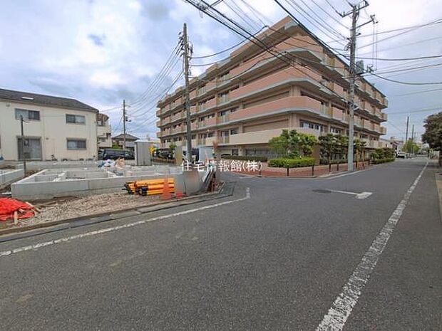 前面道路を含めた現地写真です。