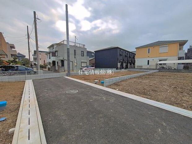 前面道路を含めた現地写真です。