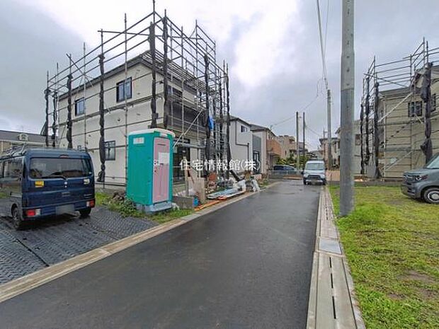 前面道路を含めた現地写真です。