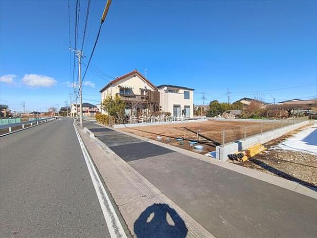 前面道路を含めた現地写真です。