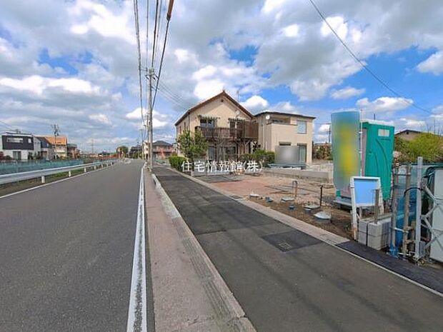 前面道路を含めた現地写真です。