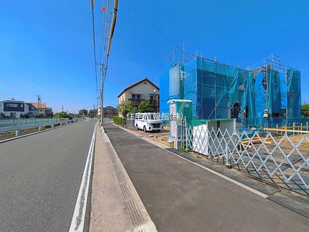 前面道路を含めた現地写真です。