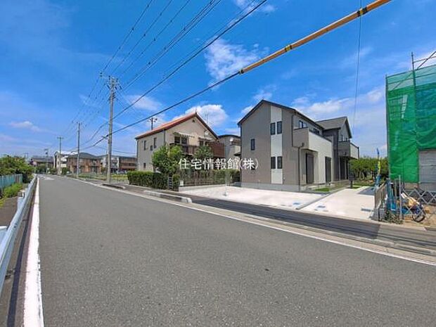 前面道路を含めた現地写真です。