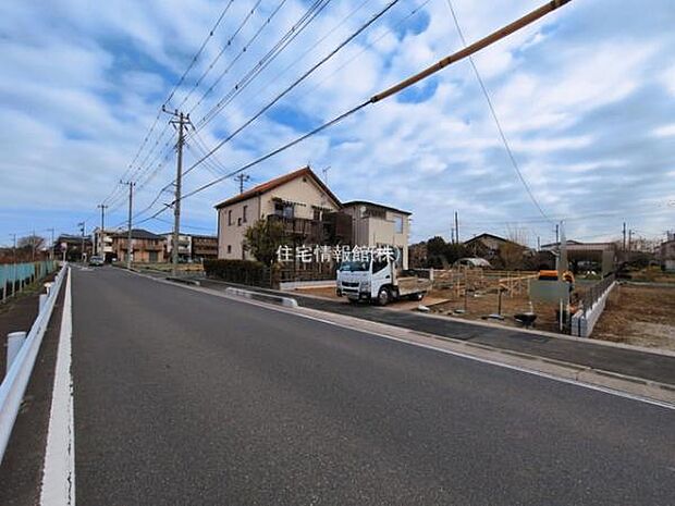 前面道路を含めた現地写真です。