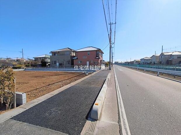 前面道路を含めた現地写真です。