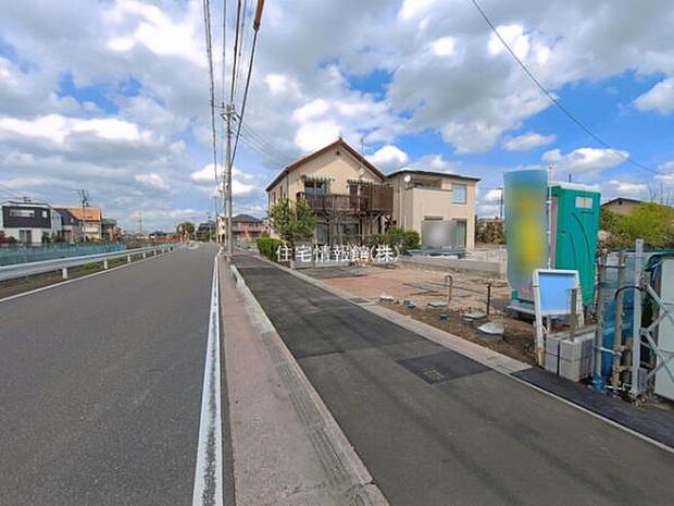 前面道路を含めた現地写真です。