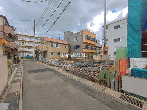 前面道路を含めた現地写真です。