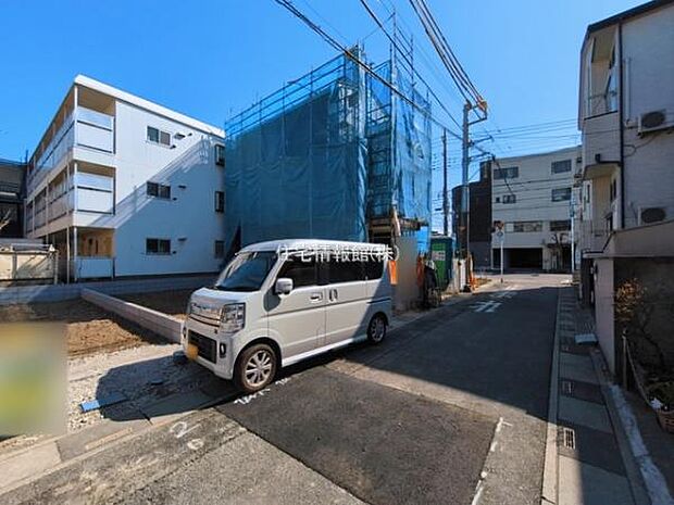 前面道路を含めた現地写真です。