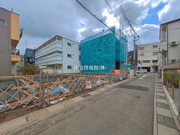 前面道路を含めた現地写真です。