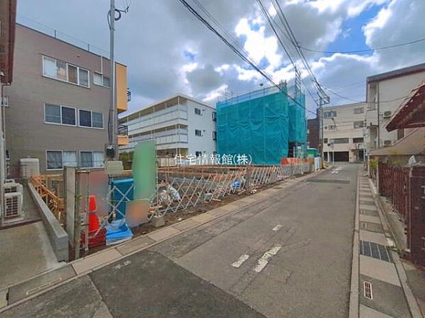 前面道路を含めた現地写真です。
