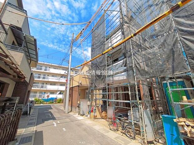 前面道路を含めた現地写真です。
