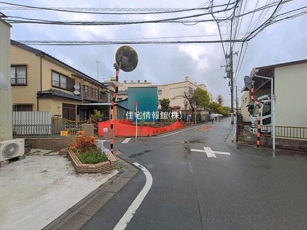 前面道路を含めた現地写真です。