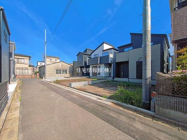 前面道路を含めた現地写真です。
