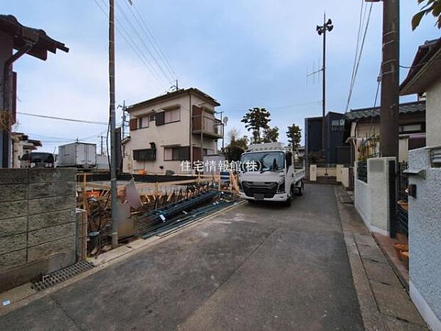 前面道路を含めた現地写真です。