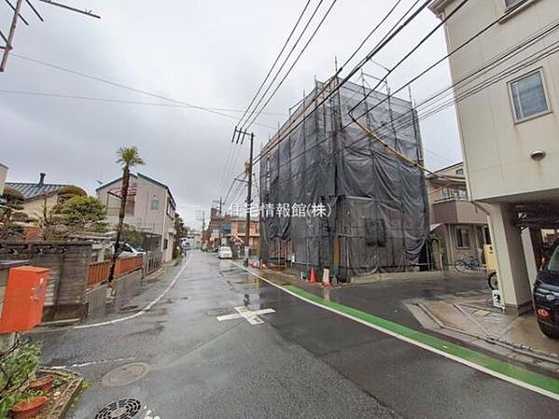 前面道路を含めた現地写真です。